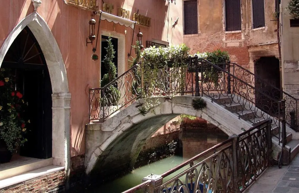 Explore the Secret Treasures of Venice: Private Walking and Boat Tour